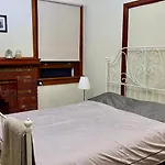 Spacious Private Room Study Room Attached Minutes Away From Eastwood