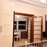 Spacious Private Room Study Room Attached Minutes Away From Eastwood