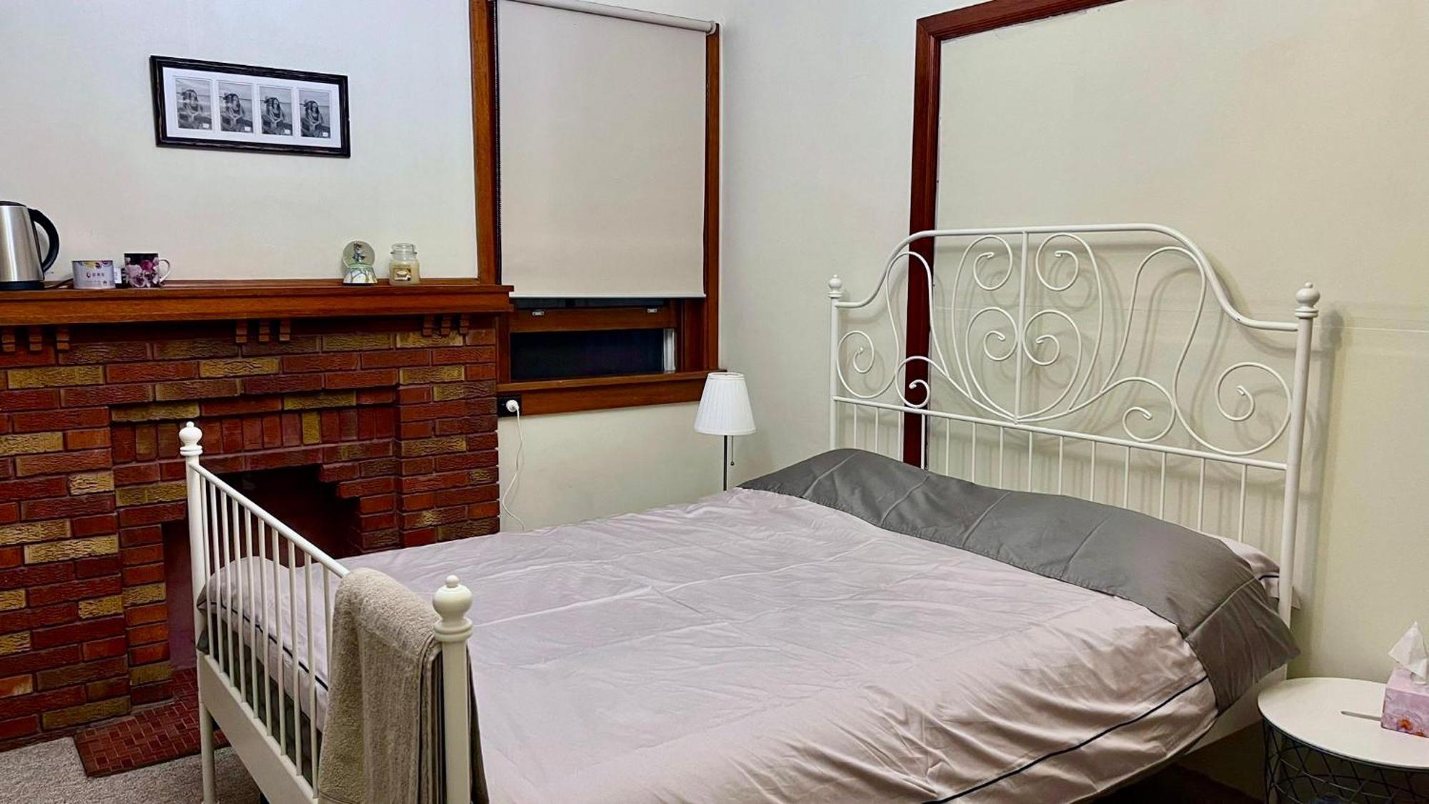 Homestay Spacious Private Study Attached Minutes Away From Eastwood Sydney